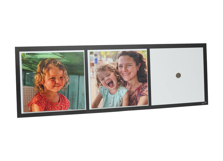 2 photos format 20 x 20 cm posées sur une tableau position paysage, exemple pour composer un triptyque, sur la troisième fenêtre un aimant fixé au centre pour accueillir une troisième photo