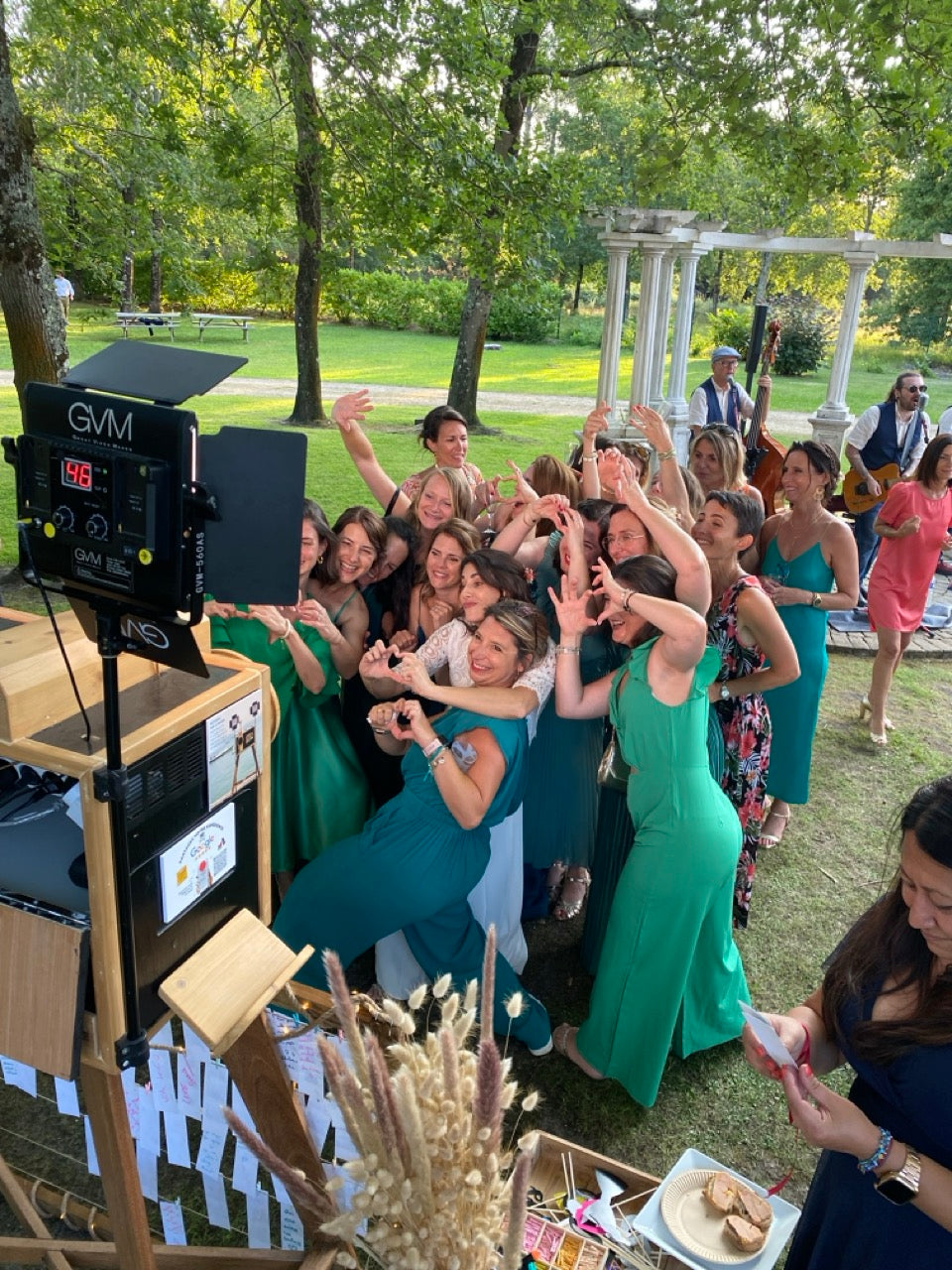 groupes de personnes qui posent devant le photobooth exposé dans un parc