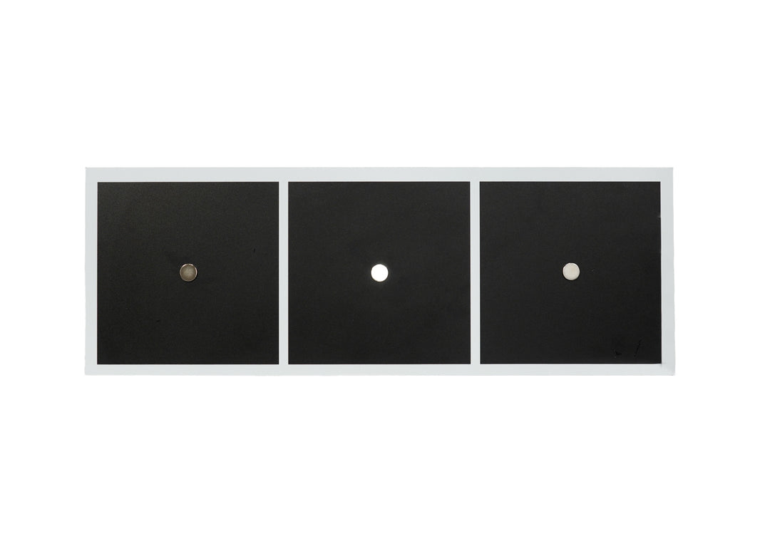 visuel d'un tableau rectangulaire en aluminium dibond, fond noir, cadre blanc avec 3 aimants pour poser des photos