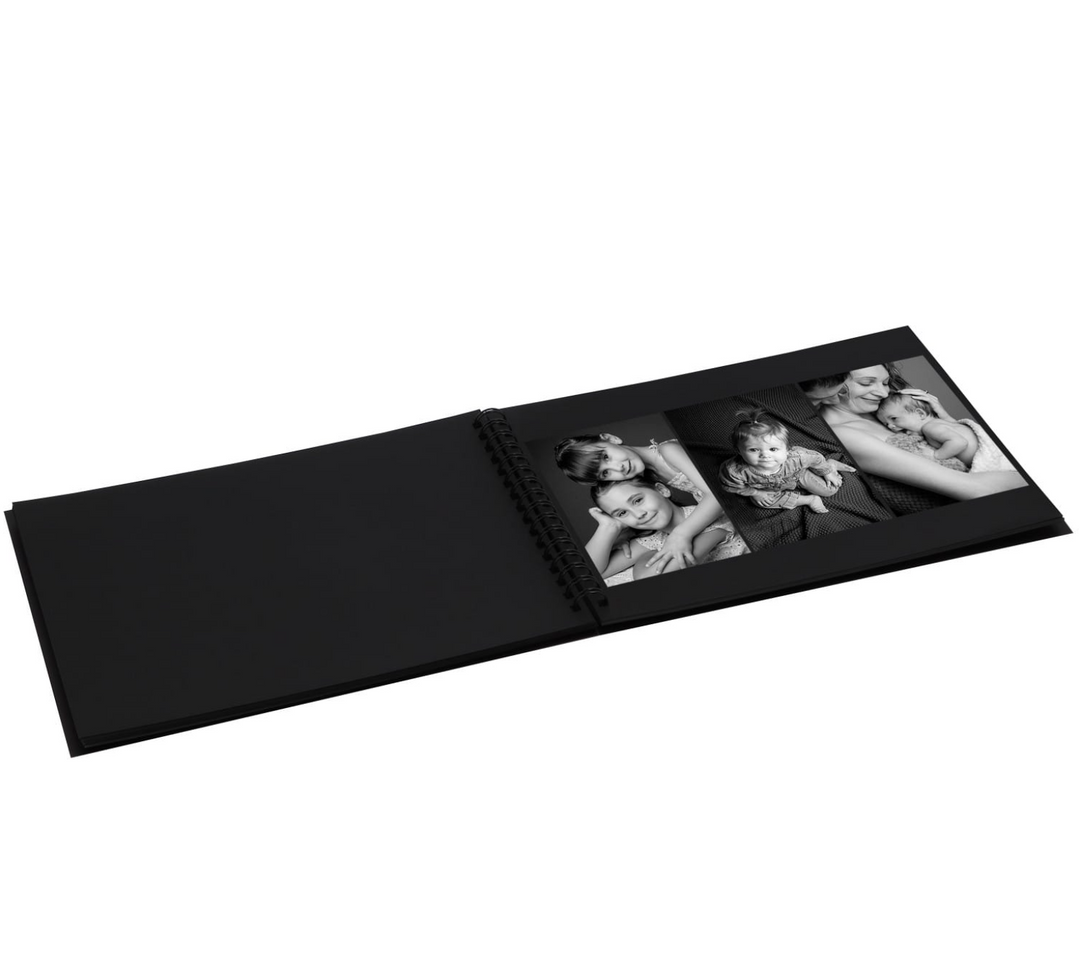 album photo format paysage, photo noir et blanc fixées sur fond noir 