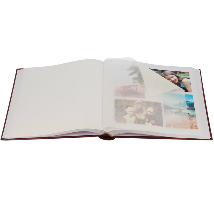 album photo traditionnel ouvert avec feuilles cristal pour protéger les photos fixées sur la page de droite 