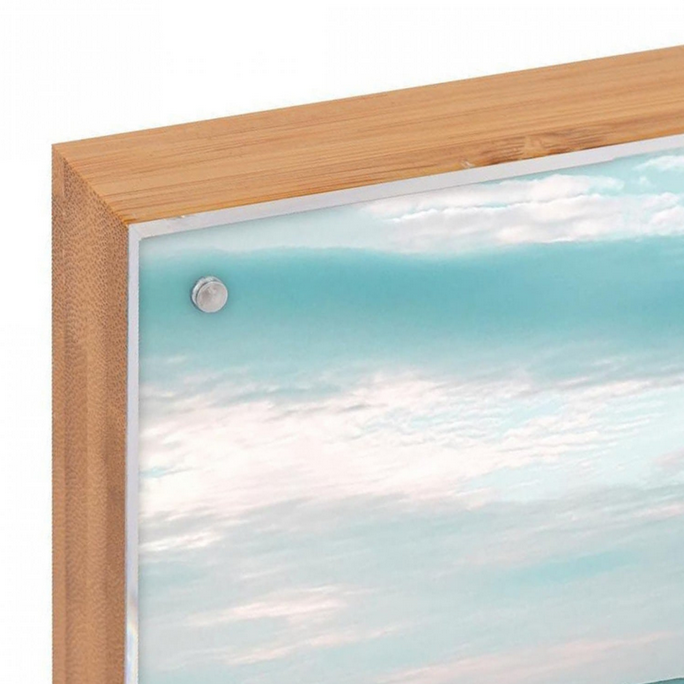 bloc bambou avec une photo sous une vitre en plexiglas, zoom sur un angles du bloc pour montrer l'aimant de maintient 