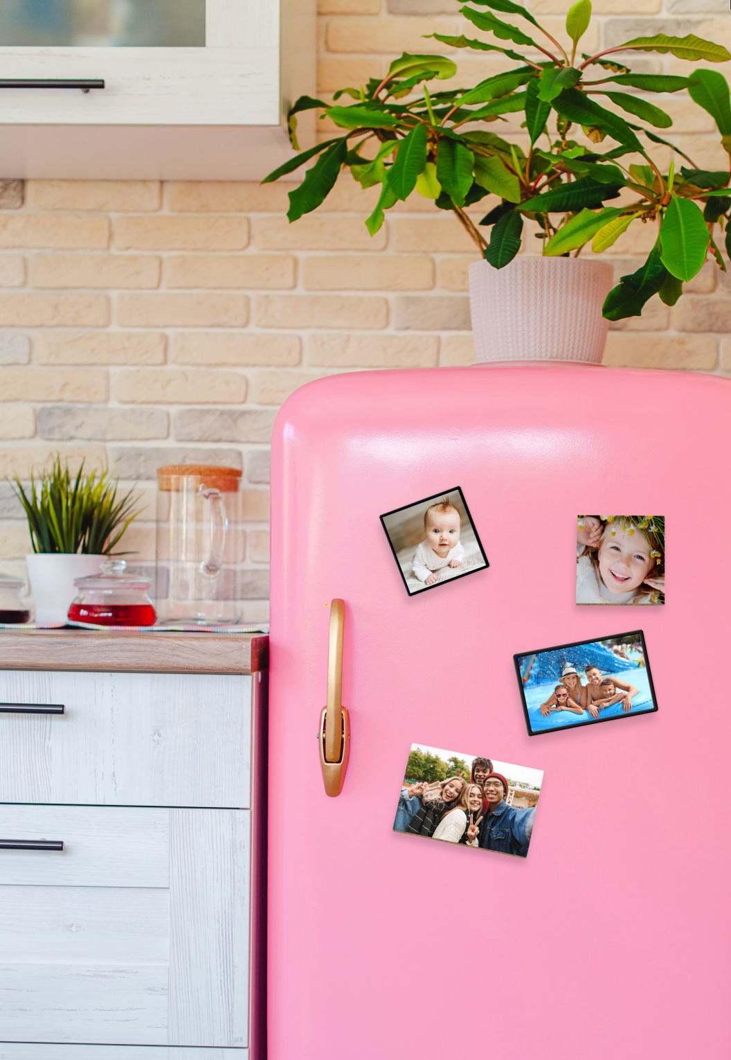 photos magnetiques exposées sur un frigo rose